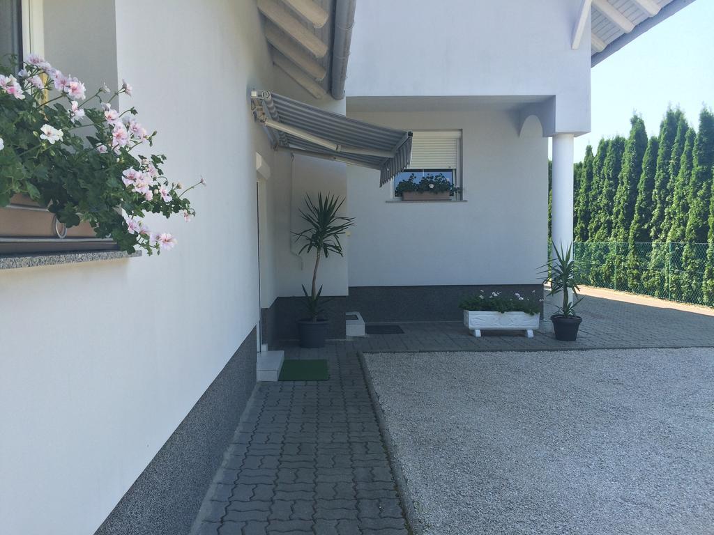 Judit Vendeghaz Buk Exterior photo